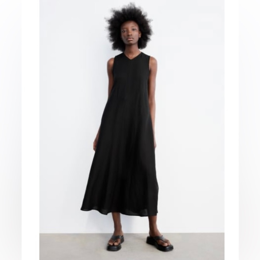 Zara LINEN BLEND VOLUMINOUS DRESS
BLACK - REF. 4437/060